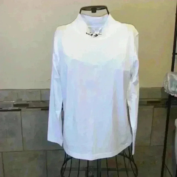 Custom basic white turtle neck with dog - Picture 1 of 4